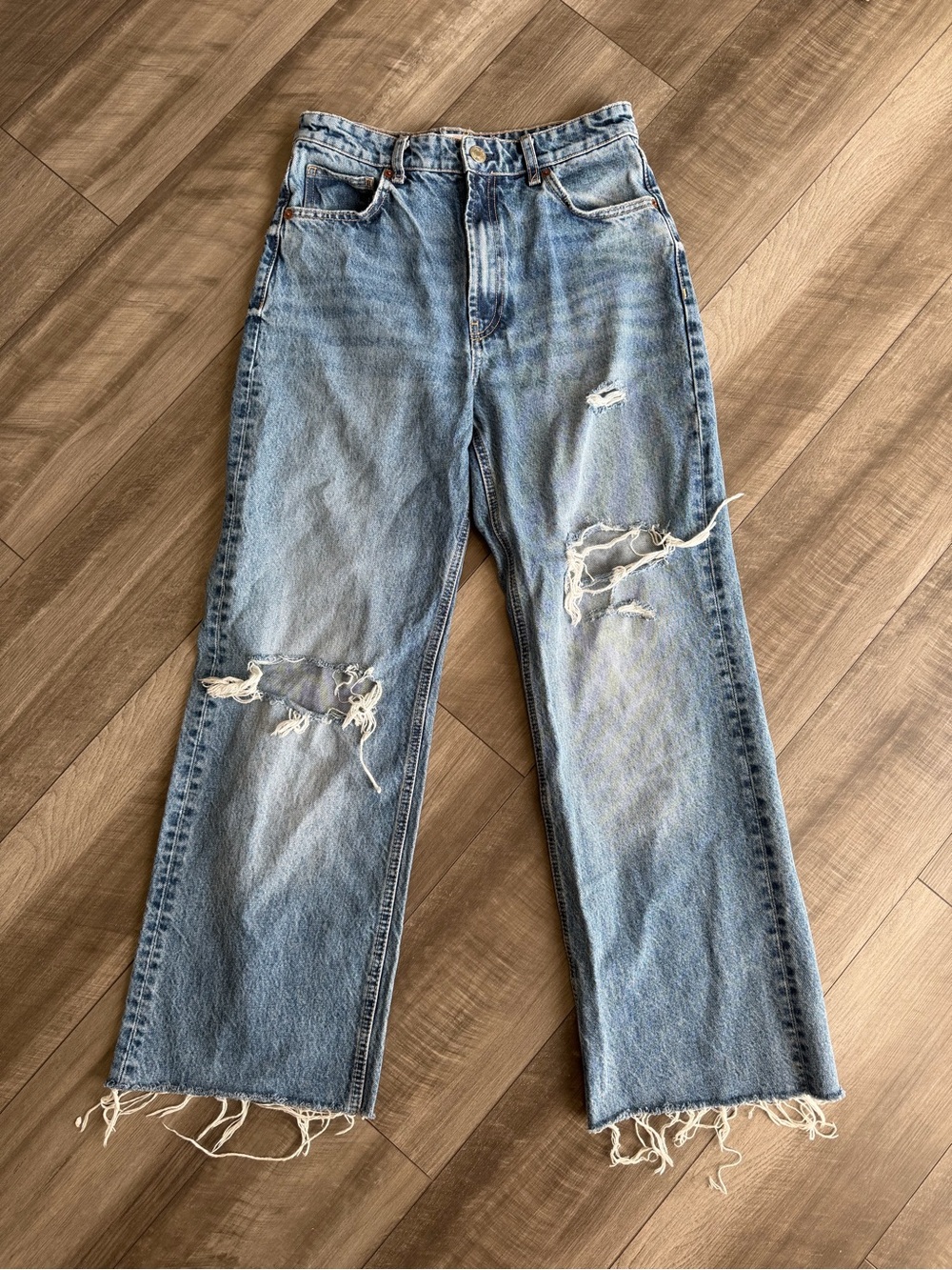 Zara Women’s High Rise Wide Leg Light Wash Distressed Denim Jeans Sz 8 Raw Hem